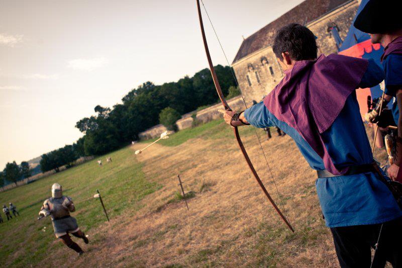 La Troupe Médiévale du Val d'Oye, tir contre piéton, Gondenans Montby 2011.