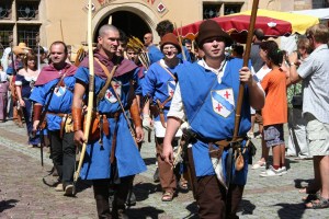 La Troupe Médiévale du Val d'Oye, défilé dans les rues de Turckheim, 2012.